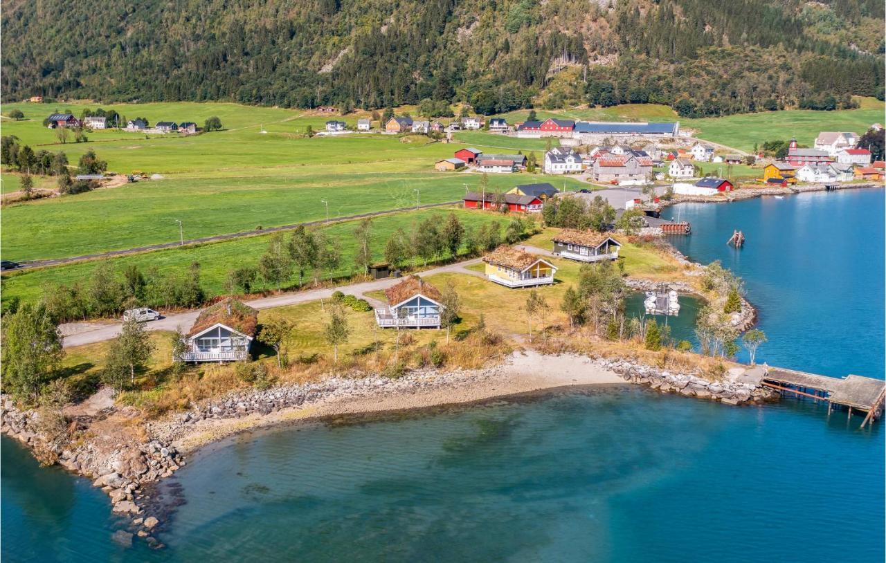 Cozy Home In Fjaerland With House A Mountain View Dış mekan fotoğraf