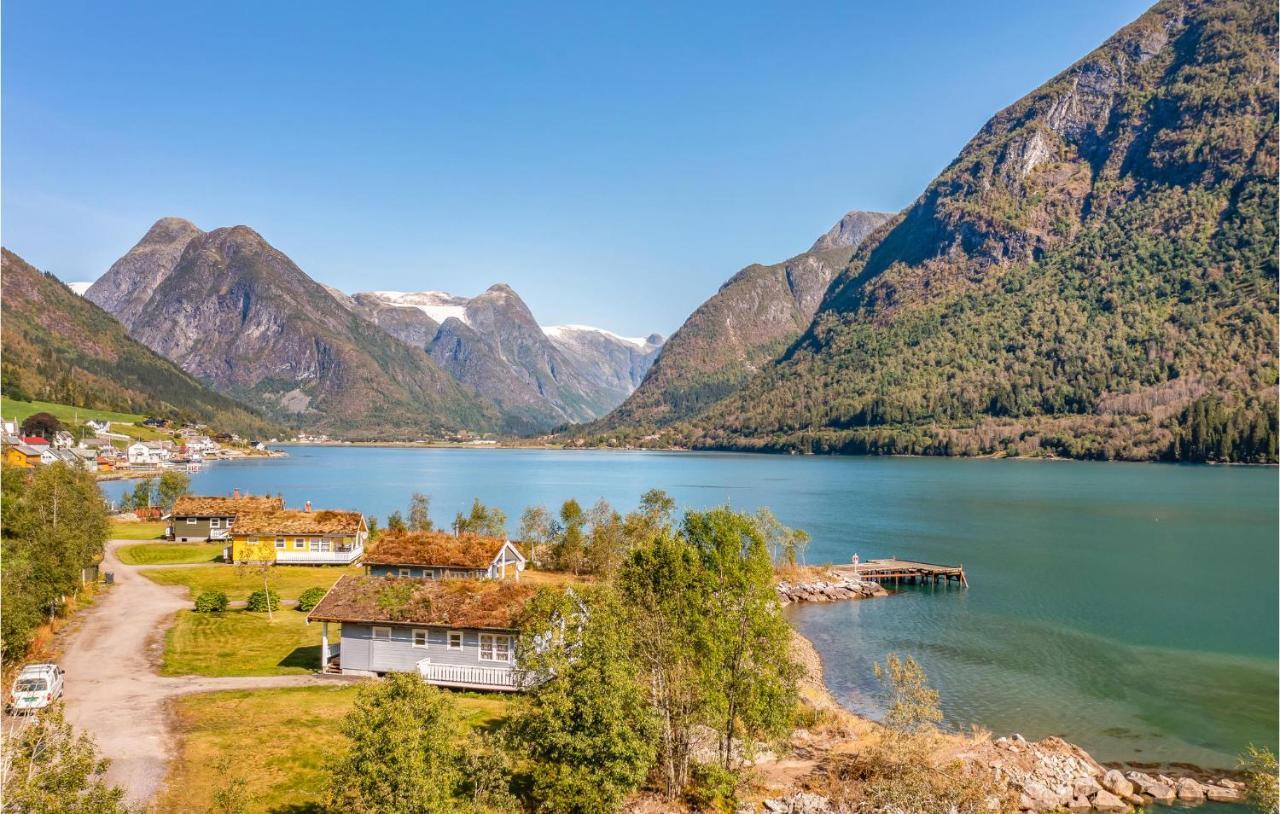 Cozy Home In Fjaerland With House A Mountain View Dış mekan fotoğraf