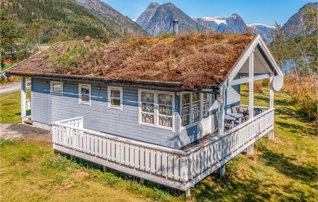 Cozy Home In Fjaerland With House A Mountain View Dış mekan fotoğraf