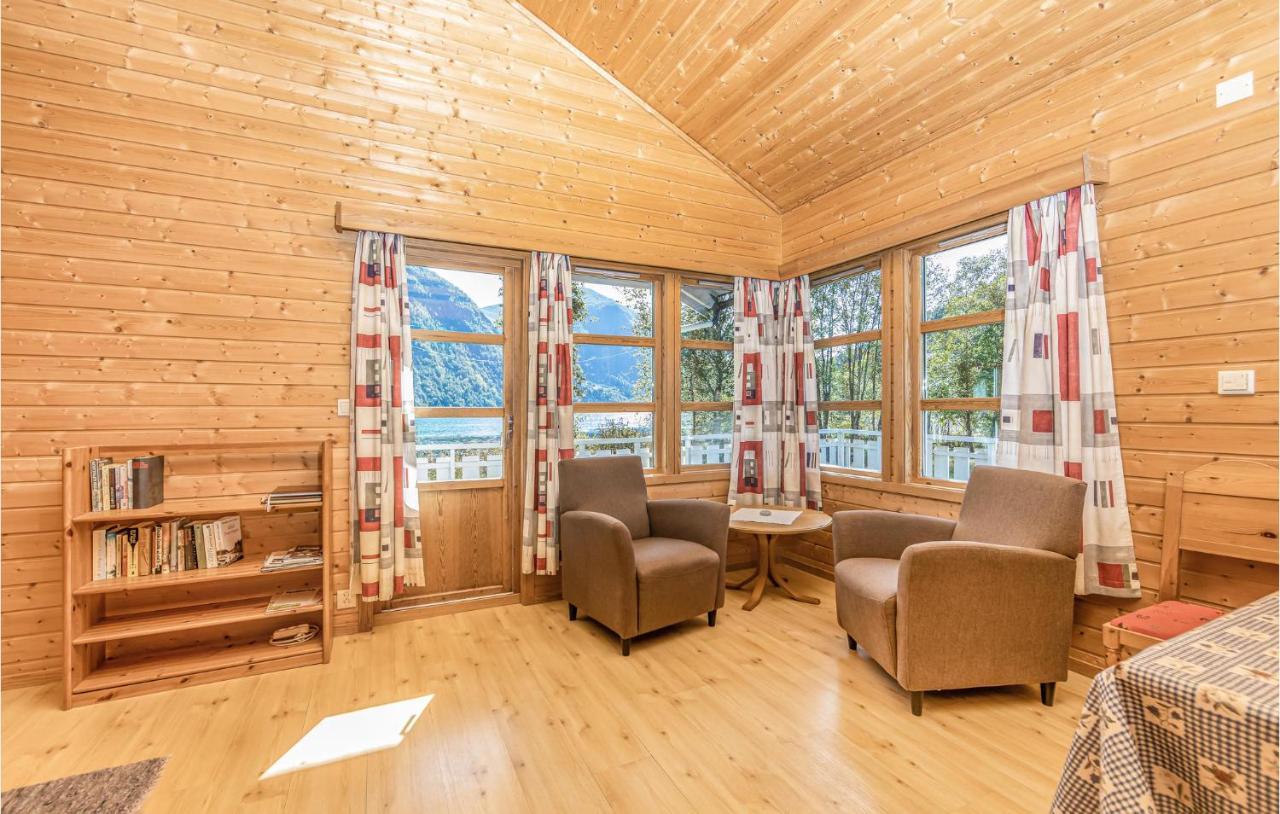 Cozy Home In Fjaerland With House A Mountain View Dış mekan fotoğraf