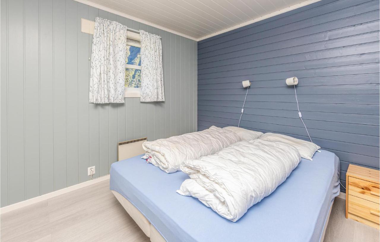 Cozy Home In Fjaerland With House A Mountain View Dış mekan fotoğraf