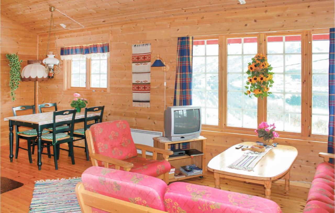 Cozy Home In Fjaerland With House A Mountain View Dış mekan fotoğraf