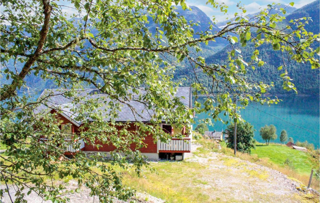 Cozy Home In Fjaerland With House A Mountain View Dış mekan fotoğraf