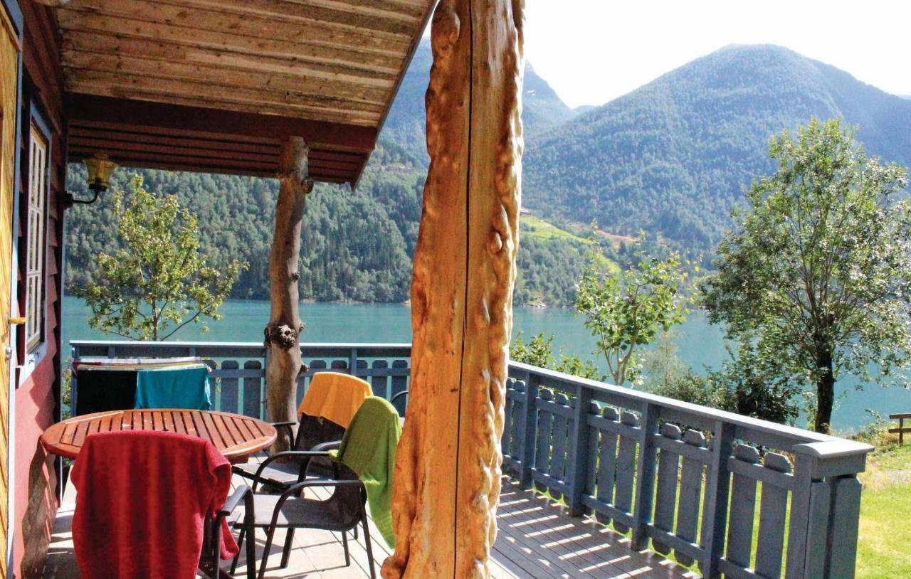 Cozy Home In Fjaerland With House A Mountain View Dış mekan fotoğraf