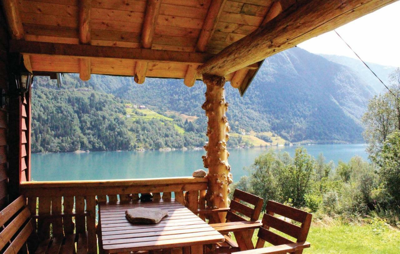 Cozy Home In Fjaerland With House A Mountain View Dış mekan fotoğraf